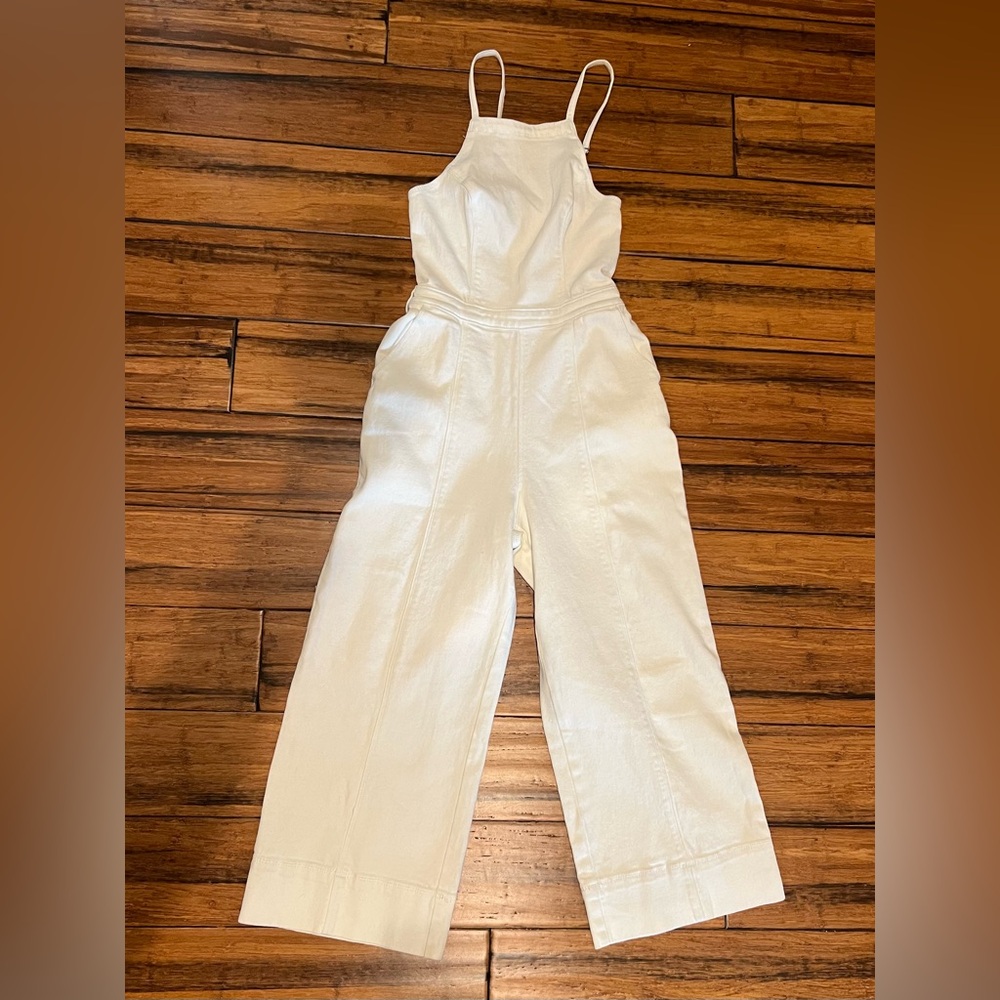 Hollister white jean jumper. NWOT. Belt missing